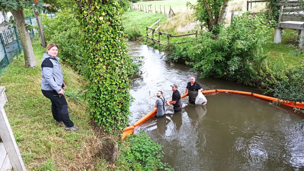 Enlèvement des déchets à St Python avec l'association de pêche et le SYMSEE
